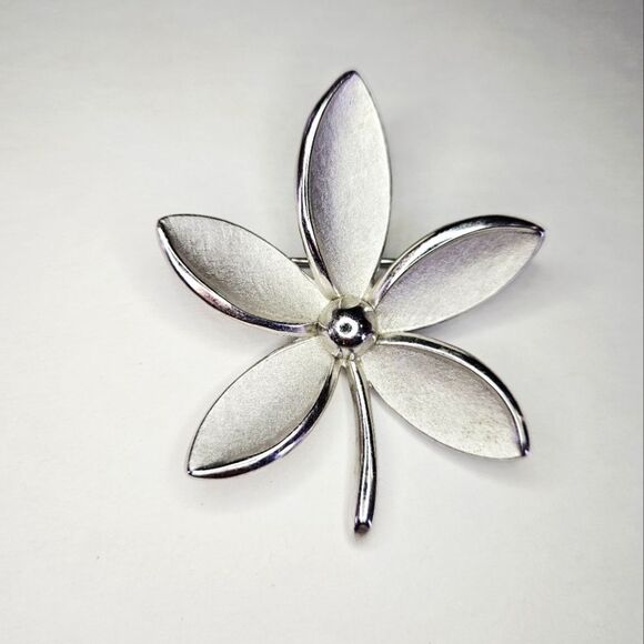 Vintage Crown Trifari Alfred Philippe Brushed Silver Tone Floral Brooch Pin - Picture 1 of 9